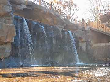 爱上海：You can see well-preserved traditional architecture, cobblestone roads, and ancient canals.