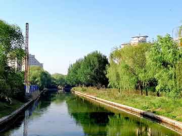 爱上海：You can see well-preserved traditional architecture, cobblestone roads, and ancient canals.